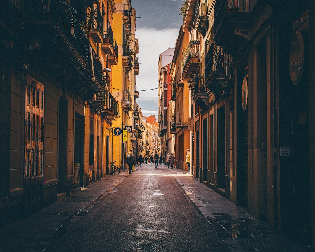 Barcelone Limite les Locations Airbnb : Impact sur les Prix Hôtels