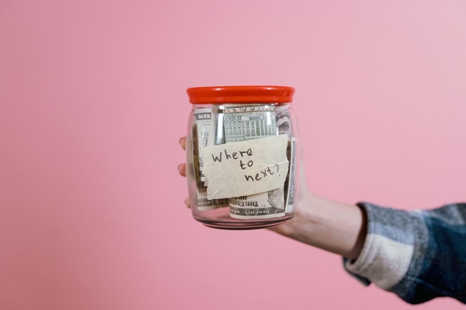 Voyager avec un petit budget : 25 astuces pour partir moins cher en 2025